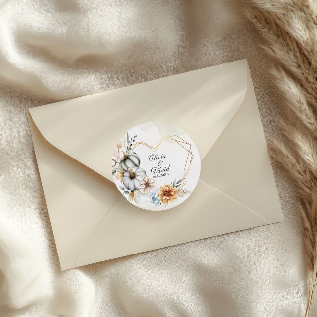 Pegatina Redonda Flores silvestres de calabaza Boda del marco de fo (Pumpkin Wildflowers Heart Shape Frame Wedding Classic Round Sticker on a wedding envelope.)