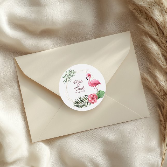 Pegatina Redonda Flores tropicales y Boda del flamenco (Tropical Flowers and Flamingo Wedding Classic Round Sticker on a wedding envelope.)