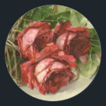 Pegatina Redonda Flores victorianas vintage, rosas rojas<br><div class="desc">El amor por el ilustracion vintage y el romántico diseño floral victoriano con un ramo de rosas rojos floridos en una canasta de oro.</div>