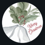 Pegatina Redonda Foliage Navidades de acuarela navideña<br><div class="desc">Pintura acuarela hecha con gran cuidado para esta pegatina navideña acuarela. El follaje,  las ramas y las frutas se inspiraron en los recuerdos Navidades tradicionales,  con una rica paleta de tonos verdes,  rojos y neutros y adornados con un hermoso arco. Terminado con la elegante tipografía festiva de Feliz Navidad.</div>