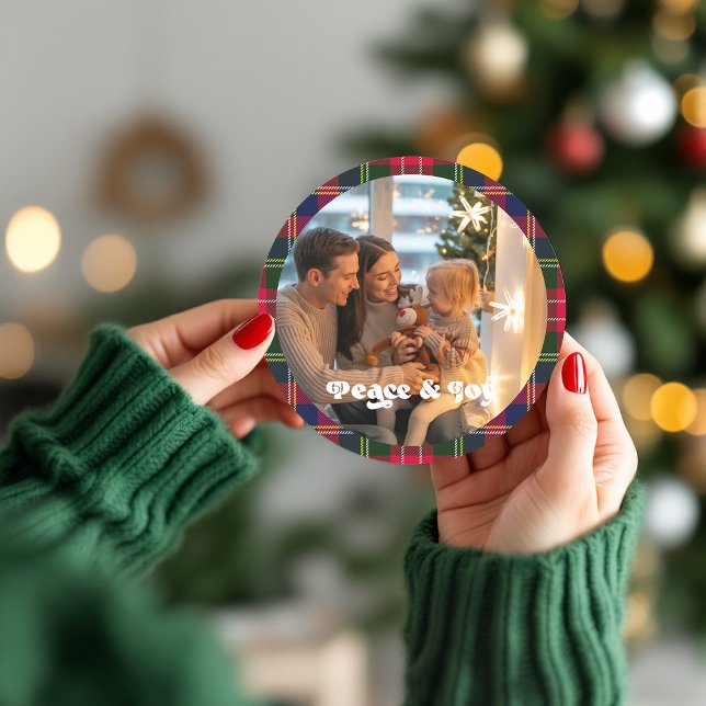 Pegatina Redonda Fondo de Cuadros Navideños con Foto Personalizada  (Peace & Joy Custom Plaid Christmas Photo Classic Round Sticker)