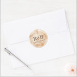 Pegatina Redonda Fondo de Disco de Madera Monograma de Boda Rústico<br><div class="desc">Captura el encanto rústico de tu próxima boda con esta Pegatina de Monograma de Boda Rústica con Fondo de Disco de Madera Personalizado. Con un fondo de madera con anillos,  esta pegatina te permite agregar un toque personalizado al personalizarla con las iniciales de tu nombre.</div>