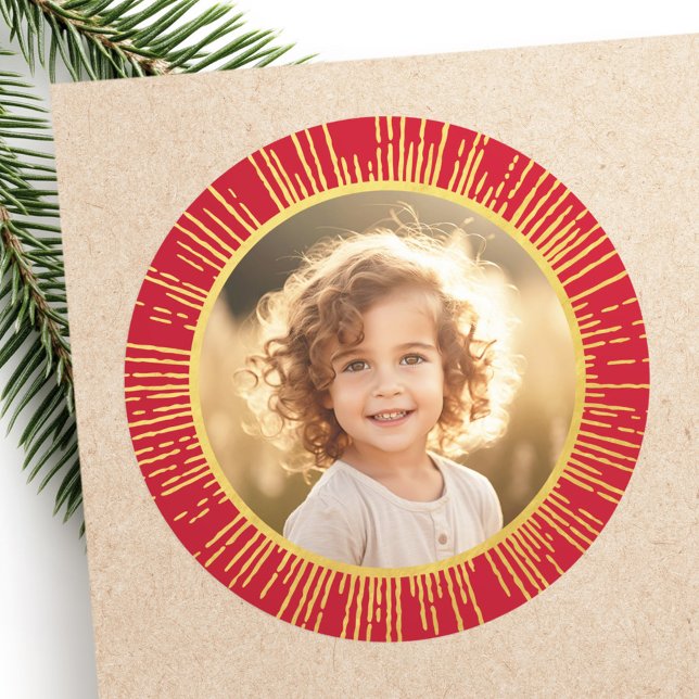Pegatina Redonda Fondo rojo con explosión de sol con gradiente dora (Golden gradient sunburst photo Christmas red Classic Round Sticker)