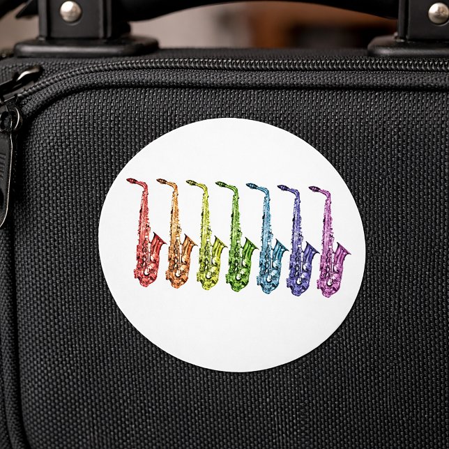 Pegatina Redonda Formación de Saxofones Arcoíris (A rainbow lineup of alto saxophones on a sticker)