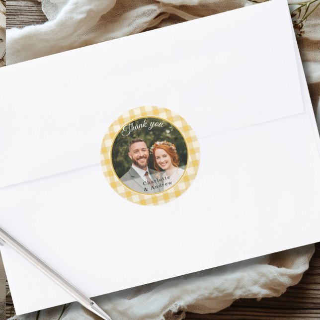 Pegatina Redonda Foto de agradecimiento con gingham amarillo (Yellow Gingham Thank you Photo Classic Round Sticker)