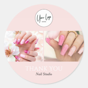 Pegatina Redonda Foto de agradecimiento para artista de uñas rosa r