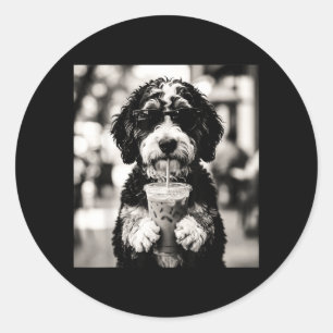 Pegatina Redonda Foto de Bernedoodle con café helado Arte divertido