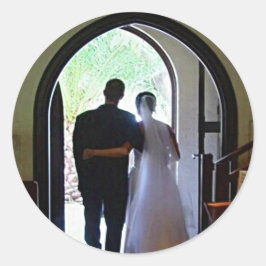 Pegatina Redonda Foto de Bride Groom recién casada saliendo de la i