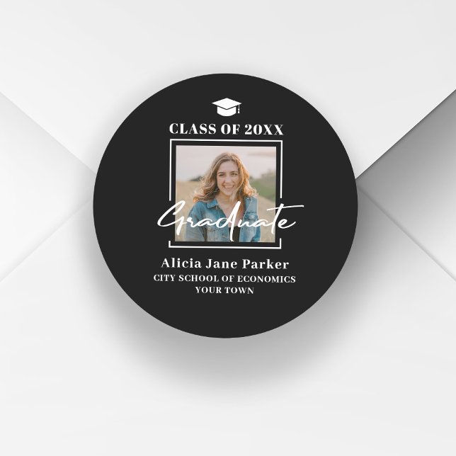 Pegatina Redonda Foto de clase de graduados modernos de 2025 negra (Subido por el creador)