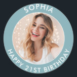 Pegatina Redonda Foto de cumpleaños 21 azul moderna colorida feliz<br><div class="desc">Pegatinas personalizadas de cumpleaños 21 felices cumpleaños para la fiesta de cumpleaños de tu hijo o hija. Presentan un texto e imagen personalizables adorables. Perfecto para invitaciones y regalos de la bolsa de la fiesta.</div>