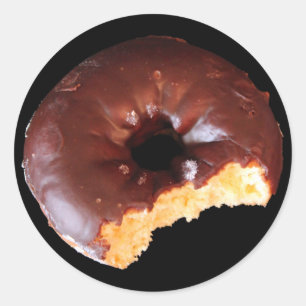 Pegatina Redonda Foto de donut amarillo congelado de chocolate
