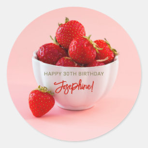 Pegatina Redonda Foto de Fresas Rojas en Cumpleaños Feliz Rosa