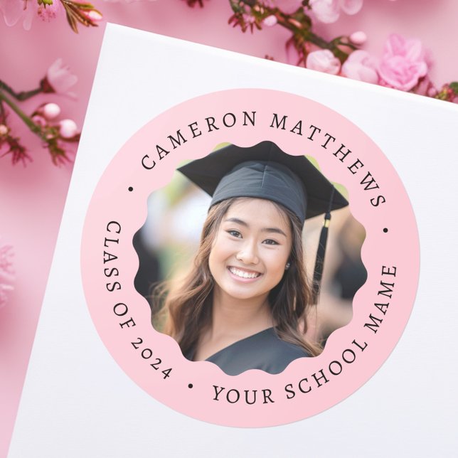 Pegatina Redonda Foto de graduación con borde ondulado rosa (Graduate photo pink wavy border graduation classic round sticker)