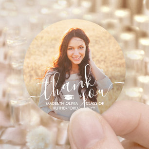 Pegatina Redonda Foto de graduación y elegante escritura blanca Gra