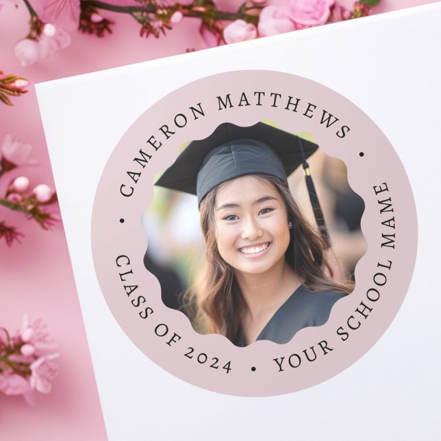 Pegatina Redonda Foto de graduado rosa taupe borde ondulado graduac (Graduate photo rose taupe wavy border graduation classic round sticker)