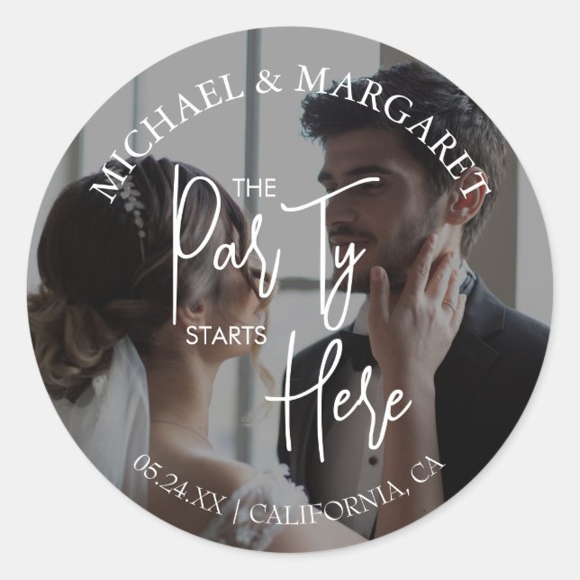 Pegatina Redonda Foto de la cena de ensayo de Aquí empieza la fiest (Anverso)