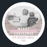 Pegatina Redonda Foto de la familia Rusood Pink Merry Christmas<br><div class="desc">Pegatina de fotos de la familia Rustic Wood Pink Merry Christmas. Moderno y rústico pegatina de vacaciones con un fondo de madera. Agrega tu foto y tu texto.</div>