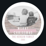 Pegatina Redonda Foto de la familia Rusood Pink Merry Christmas<br><div class="desc">Pegatina de fotos de la familia Rustic Wood Pink Merry Christmas. Moderno y rústico pegatina de vacaciones con un fondo de madera. Agrega tu foto y tu texto.</div>