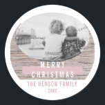 Pegatina Redonda Foto de la familia Rusood Pink Merry Christmas<br><div class="desc">Pegatina de fotos de la familia Rustic Wood Pink Merry Christmas. Moderno y rústico pegatina de vacaciones con un fondo de madera. Agrega tu foto y tu texto.</div>