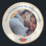 Pegatina Redonda Foto de Merry Christmas Gold Purpurina<br><div class="desc">Esta etiqueta de pegatina de fotos de Navidades incluye una fotografía de muestra en el centro que se puede reemplazar con una imagen de su propia familia u otra imagen de personalizado. En la parte superior se imprimen un saludo de Navidades de ejemplo y un nombre de familia. Un cuadro...</div>