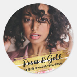 Pegatina Redonda Foto de modelo de marca de belleza con influencia