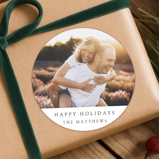 Pegatina Redonda Foto de Pareja de Navidad Mínima Simple y Elegante (A Christmas photo sticker label - perfect for gift wrapping or holiday card envelope seals)