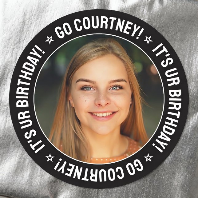 Pegatina Redonda Foto de Personalizado de cumpleaños y texto person (Personalized birthday stickers with custom photo and name. Shown on silver wrapping paper.)