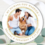 Pegatina Redonda Foto de personalizado recién casada con elegante B<br><div class="desc">Añade el toque final a las invitaciones de bodas de perro con esta foto personalizado, y personaliza 'Mis seres humanos se casaron con pegatinas. Personalizar con tu foto, nombres y fecha favoritos. DERECHOS RESERVADOS © 2020 Judy Burrows, Black Dog Art - Todos los derechos reservados. Foto personalizado recién casada elegante...</div>