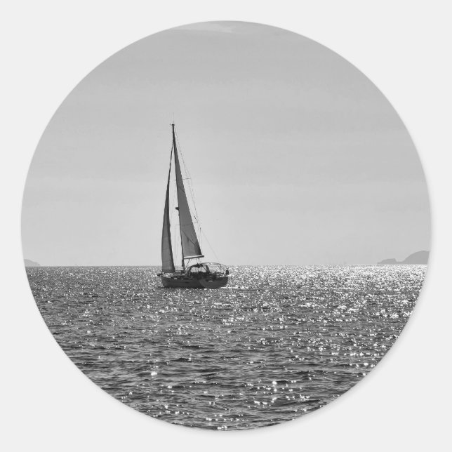 Pegatina Redonda Foto moderna de Guay del barco de vela en verano (Anverso)