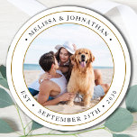 Pegatina Redonda Foto personalizada Favoritos de boda moderna<br><div class="desc">Añada el toque final a su boda con estos bonitos pegatinas de fotos personalizados. Perfecto para etiquetar tus favores matrimoniales a todos tus invitados, y para que los pegatinas de sobres envíen tarjetas de agradecimiento. Personalizar a estos pegatinas de fotos con tu foto favorita de parejas, foto de perros de...</div>