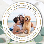 Pegatina Redonda Foto personalizada y moderna con un Boda casado<br><div class="desc">Añade el toque final a las invitaciones de bodas de perro con esta foto personalizado, y personaliza 'Mis seres humanos se casaron con pegatinas. Personalizar con tu foto, nombres y fecha favoritos. DERECHOS RESERVADOS © 2020 Judy Burrows, Black Dog Art - Todos los derechos reservados. Foto personalizada moderna con el...</div>