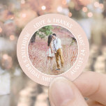 Pegatina Redonda Foto rosa de Rubor - Ducha de novia Amor y Gracias<br><div class="desc">Añada un toque elegante y personalizado a la ducha de novia, notas de agradecimiento, favores de fiesta y decoración con estos pegatinas/sellos para sobres de la ronda de fotos personalizados de moda. (IMAGEN PLACEMENT TIP: Una manera fácil de centrar una foto exactamente como quieres es recortarla antes de subirla al...</div>