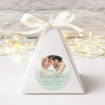 Pegatina Redonda Foto Superposición de amor Gracias Script Sage Bod<br><div class="desc">Foto Superposición Amor Gracias Script Sage Boda Añade un toque de elegancia minimalista a tus favores matrimoniales! Un juego informal de guiones Amor y Gracias y personalizar fácilmente sus nombres y fecha boda. Reemplace la foto de ejemplo con su propio favorito, que subirá detrás de una capa tintada graduada con...</div>