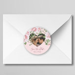 Pegatina Redonda Fotografía de forma cardíaca boda de guión moderno<br><div class="desc">Romántica pareja personalizado foto de corazón boda rosa salva al pegatina de fechas con elegantes rosas y texto de caligrafía de guiones. Fácil de personalizar con sus nombres, texto y detalles. Perfecto para una fiesta de compromiso, boda guardar la fecha, recordatorio de fecha boda, pegatina de sello, etiqueta de regalo...</div>