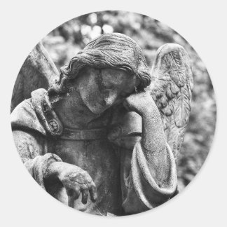 Pegatina Redonda Fotografía en blanco y negro de ángel de cementeri