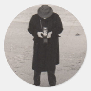 Pegatina Redonda Fotógrafo de la playa de los años 1940