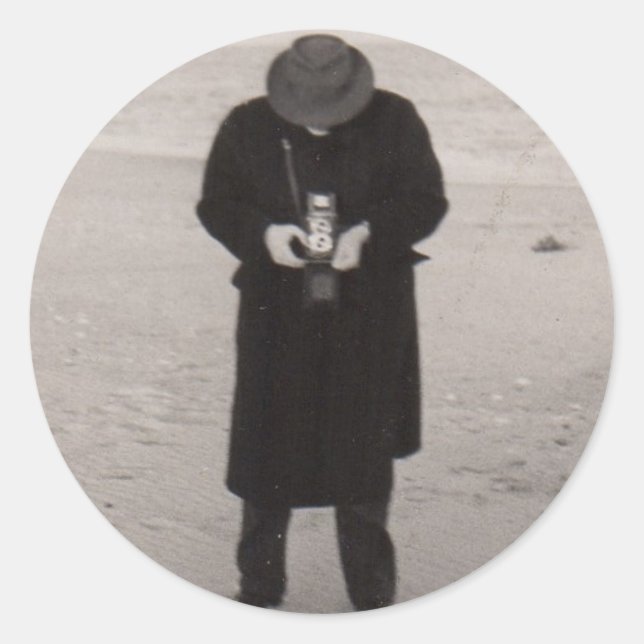 Pegatina Redonda Fotógrafo de la playa de los años 1940 (Anverso)