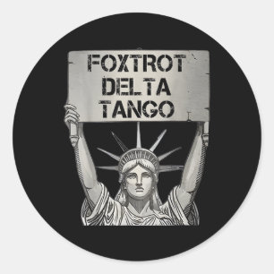 Pegatina Redonda Foxtrots Delta Tangos se resisten a la estatua de