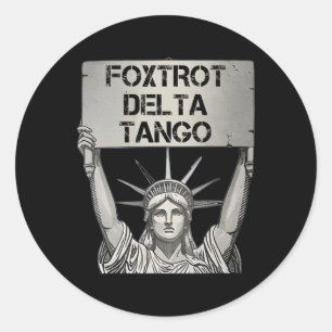 Pegatina Redonda Foxtrots Delta Tangos se resisten a la estatua de 