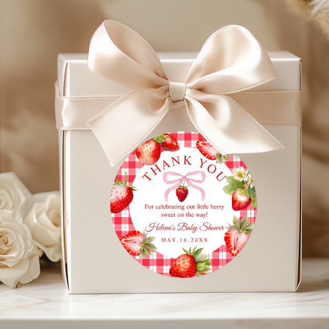 Pegatina Redonda Fresa de Gingham Rojo Agradecimiento Fiesta de Beb (Red Gihgham Strawberry Baby Shower Thank you stickers)