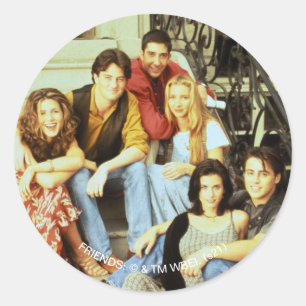 Pegatina Redonda FRIENDS™   Elenco Sentado en la Escalera