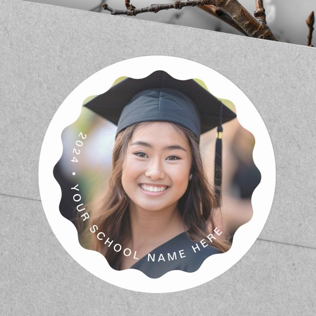Pegatina Redonda Frontera ondulada de graduación de la escuela con  (Photo grad year name school graduation wavy border classic round sticker)