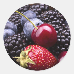 Pegatina Redonda Frutas sabrosas del verano en una tabla de madera
