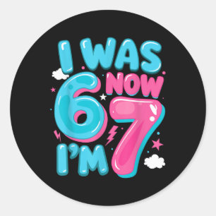 Pegatina Redonda Fui Seis Ahora Soy Siete 67 Groovy Cumpleaños 7