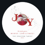 Pegatina Redonda Fun Merry Christmas Joy Photo Holiday<br><div class="desc">Feliz Feliz Navidad en rojo contra copos de nieve de plata con tu impresionante foto insertada en la palabra Alegría. ¡Inserta tus datos personales y de eso se va a todas tus personas favoritas esta temporada navideña de Navidades!</div>