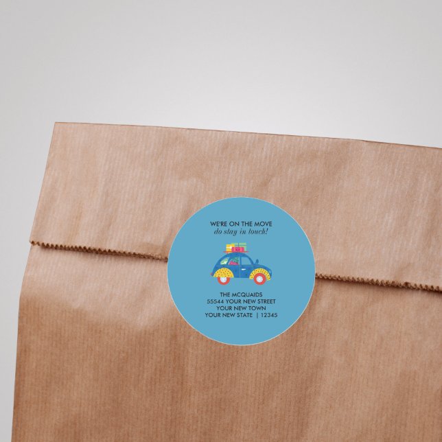 Pegatina Redonda Funky Car on the Move Invitación (Funky Blue Car Moving Announcement Sticker)