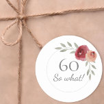 Pegatina Redonda Funny 60 So What Watercolor 60th Birthday Floral<br><div class="desc">Gracioso 60 Así Que Lo Que La Acuarela Flora Es El 60° Cumpleaños De Los Pegatinas Florales. Modernos y elegantes pegatinas florales de 60 años con hermosos rosas y ramitas de acuarela. El texto divertido y motivacional 60 Así que lo que es genial para una mujer que celebra 60 años...</div>