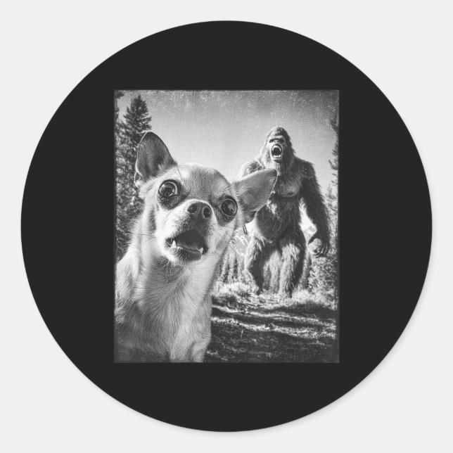 Pegatina Redonda Funny Chihuahua Selfie With Bigfoot Sasquatch Cryp (Anverso)