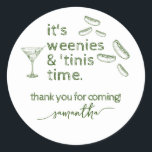 Pegatina Redonda Funny Green Weenies y Tinis Martini Birthday Party<br><div class="desc">Elige esta divertida plantilla de Funny Green Weenies & Tinis Martini Birthday Party Supplied Party con un Martini vaso hecho a mano y un paquete de salchichas. Esta es la invitación perfecta para una gran ducha de novia, una soltera o una fiesta de cumpleaños. Personalizar el diseño con los detalles...</div>