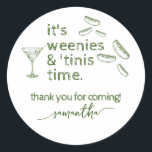Pegatina Redonda Funny Green Weenies y Tinis Martini Birthday Party<br><div class="desc">Elige esta divertida plantilla de Funny Green Weenies & Tinis Martini Birthday Party Supplied Party con un Martini vaso hecho a mano y un paquete de salchichas. Esta es la invitación perfecta para una gran ducha de novia, una soltera o una fiesta de cumpleaños. Personalizar el diseño con los detalles...</div>